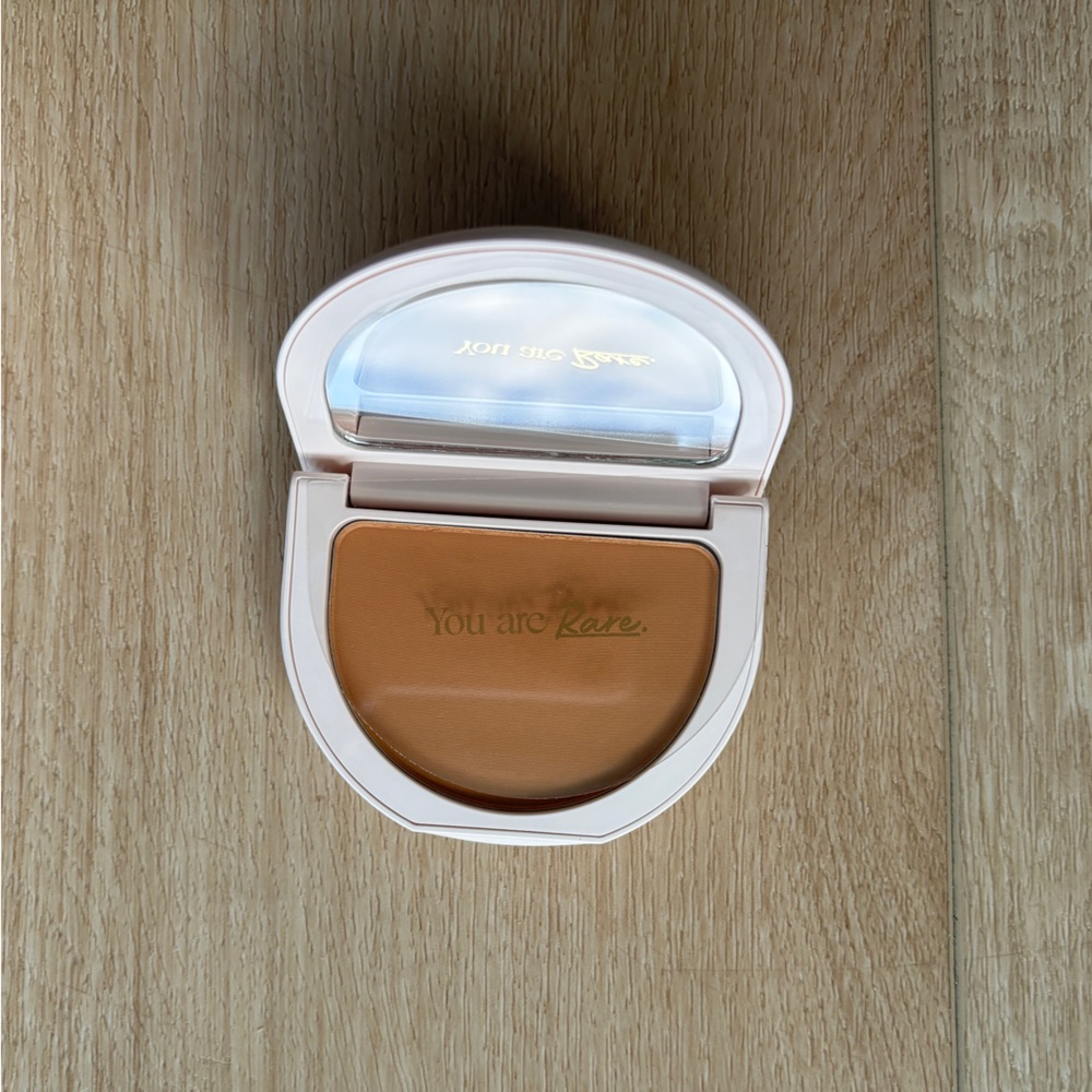 Rare Beauty - True to myself tinted pressed powder - ALMOND